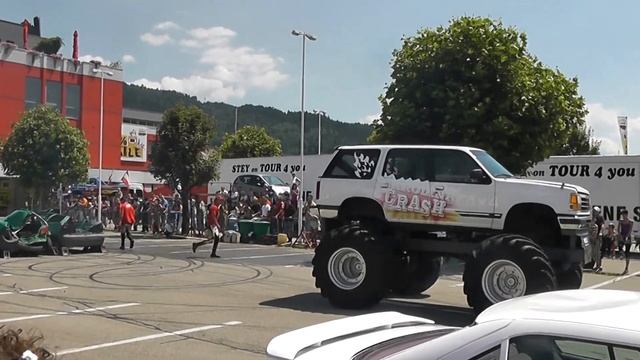 Monster Truck crushes Ford Ka and Renault Twingo смотреть онлайн