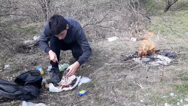 Весенняя рыбалка. Поймал карпа!!! Готовлю карпа, картошку и колбаски. смотреть онлайн