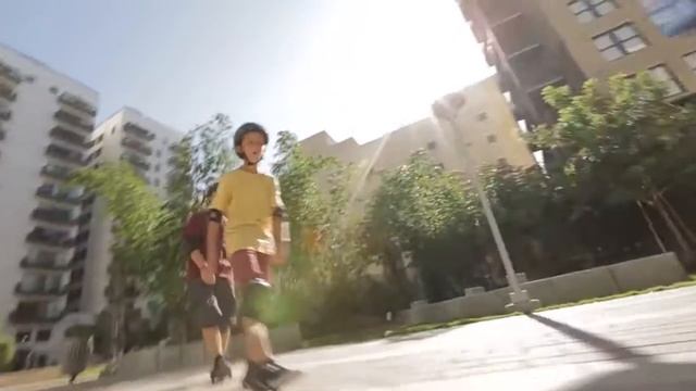 Ролики с искрами для кроссовок? Теперь ты видел всё! Razor Jetts™! (Ролики на обувь) смотреть онлайн