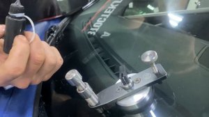 Прилетел камень в лобовое стекло! Как проходит ремонт трещин и сколов на стекле автомобиля?