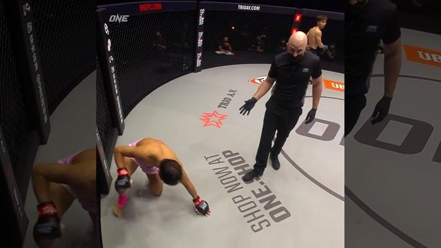 На одних прямых ударах, разложил оппонента! [НОКАУТ] смотреть онлайн