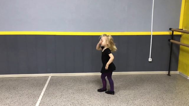 Учимся с малышами делать колесо смотреть онлайн