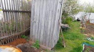 Яма под дачный туалет своими руками с установкой 200 литровой бочки.