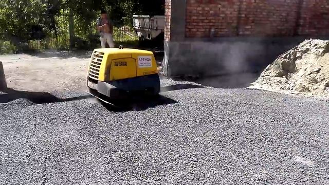 Уплотнение щебня тяжелой дизельной виброплитой Wacker Neuson DPU 130 смотреть онлайн