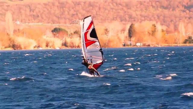 Виндсёрфинг на озере Браччано в Италии смотреть онлайн