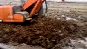 Экскаватор на болоте. Работа на сланях.