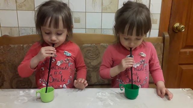 Видео# двойняшки#Анечка и Машенька#пьют чай через трубочку смотреть онлайн