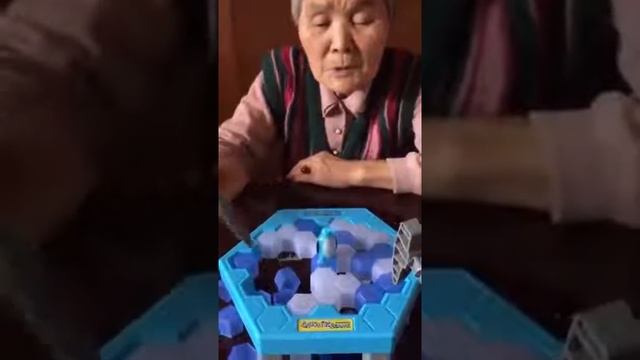 Классная японская игра 'Не урони пингвина' или Ловушка для пингвина смотреть онлайн
