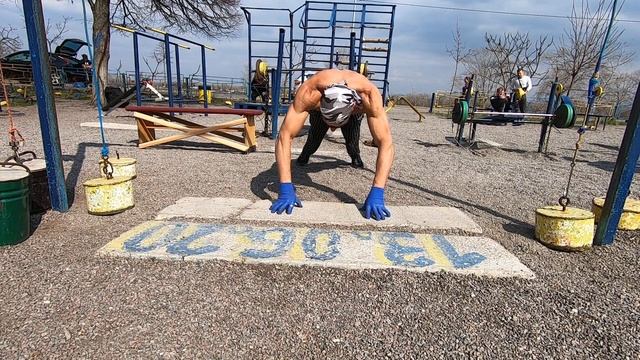 Прыжки с кулаков на пальцы, на жесткой поверхности. смотреть онлайн