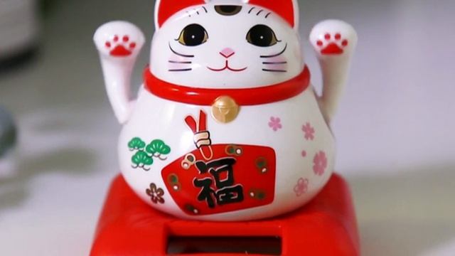 Маятник на солнечной батарее Манэки-нэко смотреть онлайн