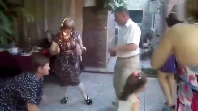 Oasis на корпоративах. Или как нужно танцевать под Bring It On Down смотреть онлайн