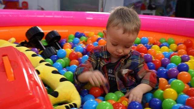 Маленькая Вера и Дядя Фёдор играют в бассейне с шариками | Развлечения для малышей смотреть онлайн