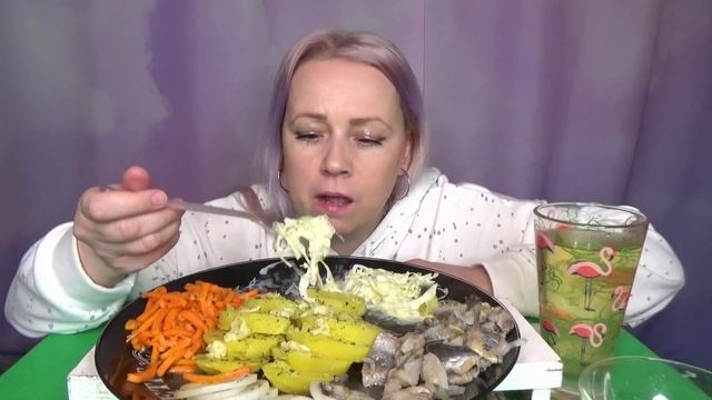 МУКБАНГ КАРТОШКА С СЕЛЕДКОЙ//MUKBANG КАРТОШКА В МУНДИРАХ С СЕЛЕДОЧКОЙ//не АСМР//HERRING and POTATOE смотреть онлайн