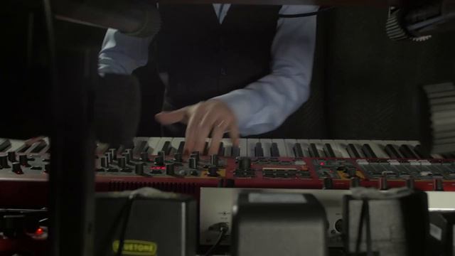 GLASYS - The Pressure (Live on TVPDX) смотреть онлайн