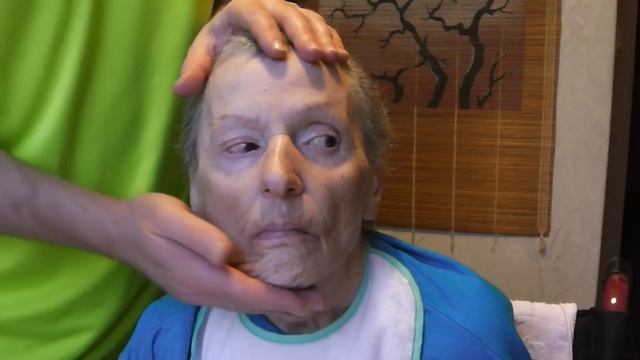 Как приходится кормить маму. Болезнь Паркинсона. Ухаживаю за мамой. Лежачий инвалид смотреть онлайн