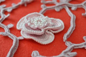 Анонс. Вяжем вместе мотивы ирландского кружева. Красивый цветок и веточка с бутонами крючком.avi