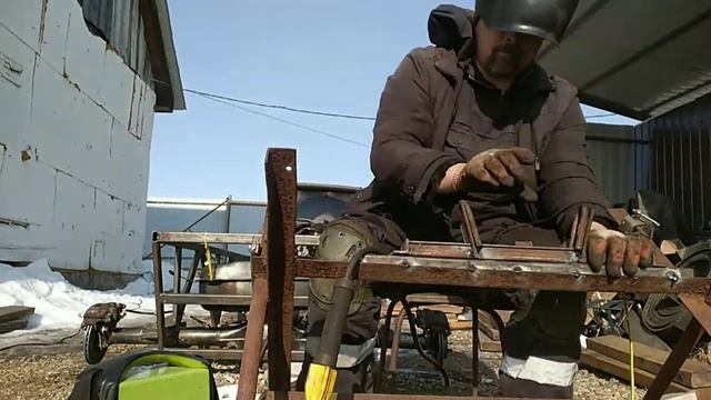 Делаем гусеничный снего-болотоход "КАМРАД" траки, крылья, топливная система. Часть 8 смотреть онлайн