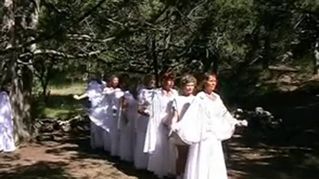 Клуб Берегиня Белый танец.avi смотреть онлайн