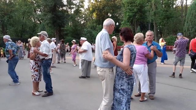 ТЫ УЛЫБАЛАСЬ, ОПУСТИВ ГЛАЗА! ХАРЬКОВ МИРНЫЙ ПАРК ГОРЬКОГО смотреть онлайн