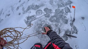 ЖЕСТЬ ЧТО КЛЮНУЛО НА ЖЕРЛИЦУ! РАЗДАЧА КРУПНОГО ОКУНЯ, ЯКУТИЯ ОТДЫХАЕТ! ЗИМНЯЯ РЫБАЛКА НА РУЗЕ.