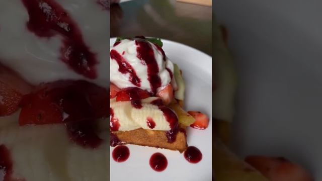 Бельгийская вафля с фруктами и сметанным кремом ?