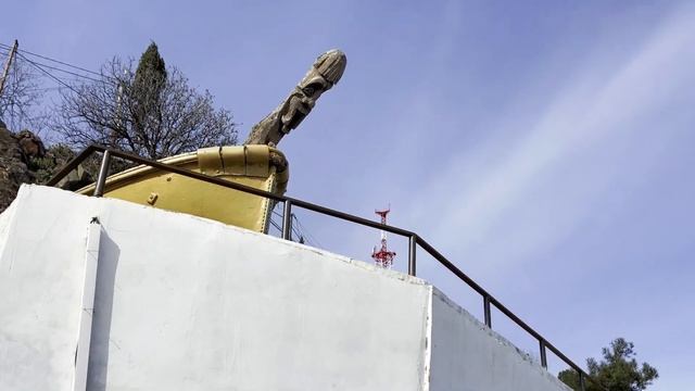 Партенит - как живет курорт Крыма зимой 2023. Набережная, люди на пляже, что происходит - это Крым? смотреть онлайн