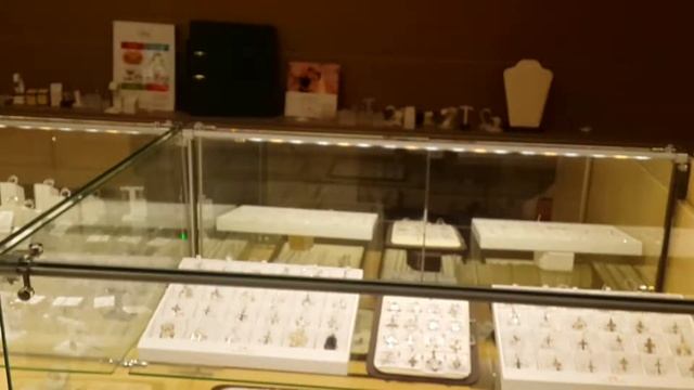 Магазин "Янтарь" возле сенной площади на Ефимова в Санкт-Петербурге. Вывеска и освещение витрин. смотреть онлайн