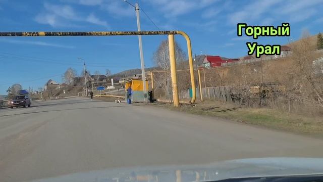 Волонтеры от Симского механического техникума заканчивают красить третью автобусную остановку. смотреть онлайн