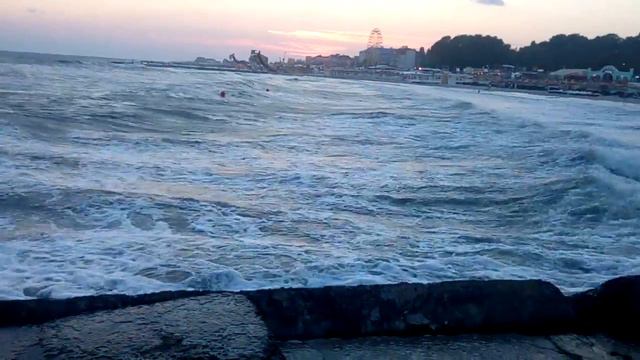 Железный порт! Пирс. Волнорез. Очень большие и злые волны!