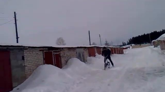 В сугроб на велосипеде=) смотреть онлайн