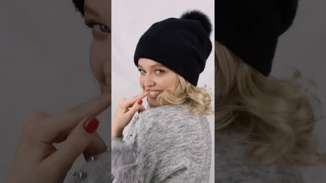 Женская шапка с помпоном из натурального песца / Зимняя шапка с мехом (Арт. 30211812BLACK) смотреть онлайн