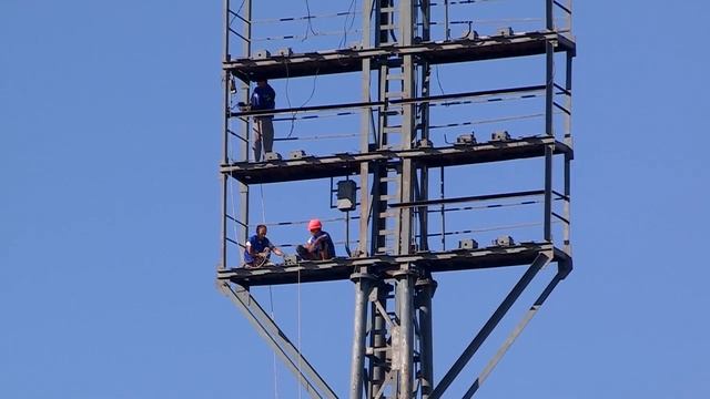 На центральном стадионе Шымкента устанавливают долгожданное световое оборудование смотреть онлайн