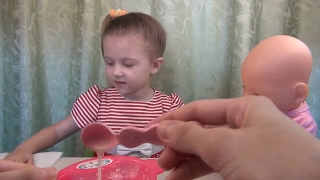 Настя КАК МАМА кормит беби борна Эмили! Каша для беби борна смотреть онлайн