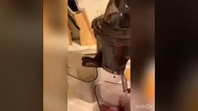 Выжала сок из винограда! Обзор Шнековой соковыжималки Kitfort KT-1102 смотреть онлайн