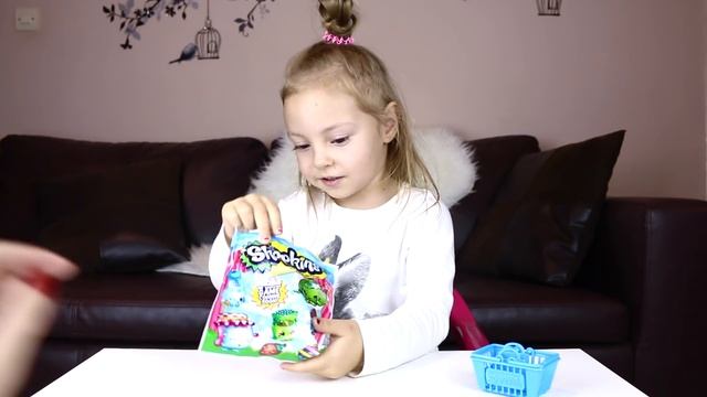 Шопкинс корзинки сюрпризы с игрушками распаковка | Shopkins surprise toys unboxing смотреть онлайн