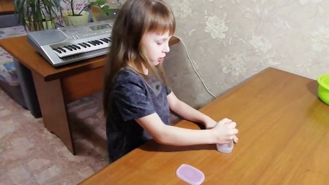 Аврора делает слаймы для подружек. смотреть онлайн