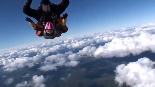 Первый прыжок с парашютом, Вика 8 лет))) смотреть онлайн