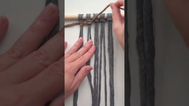 How to Make a Vertical Double Half Hitch - Macramé 101 смотреть онлайн