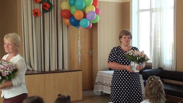 Вручение цветов директору и учителям смотреть онлайн