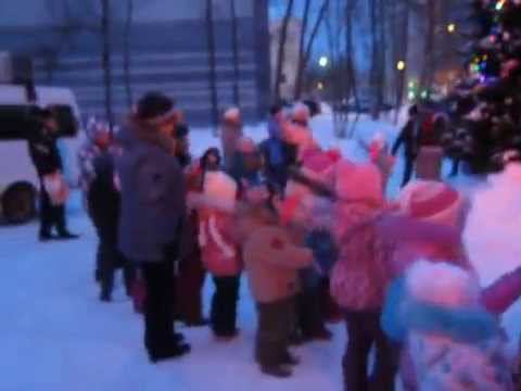 Новогодняя елка возле клуба "Заречный" города Кирова смотреть онлайн