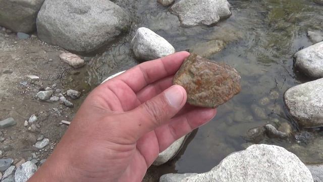 Каких только вкраплений нет в белом камне. What only inclusions are not present in a white stone. смотреть онлайн