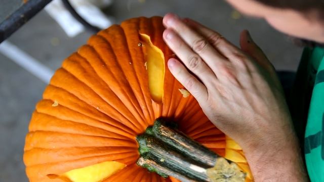 How To Carve A Simple Yet Scary Pumpkin Face