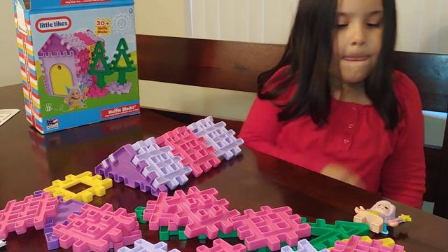 AZALIA MAKES A WAFFLE BLOCK HOUSE! 🏠 смотреть онлайн
