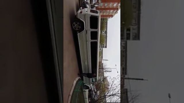 Вот как надо забирать любимую жену с дочерью с роддома смотреть онлайн