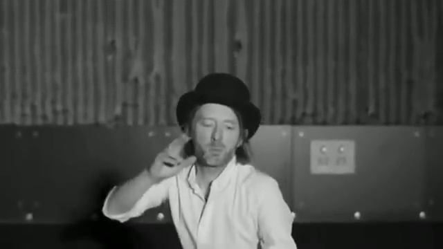 Thom Yorke dances to Single Ladies смотреть онлайн