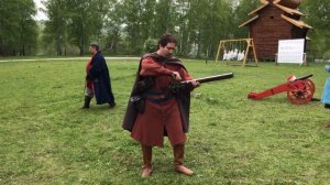 Перезарядка и выстрел из мушкета.