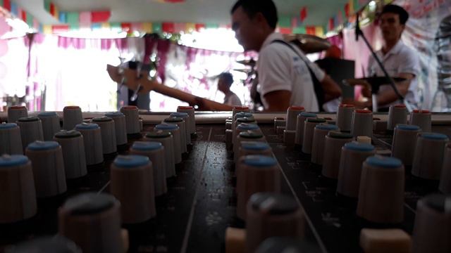 Test âm thanh của mixer allen & heath gl2200. Band thuận thành смотреть онлайн