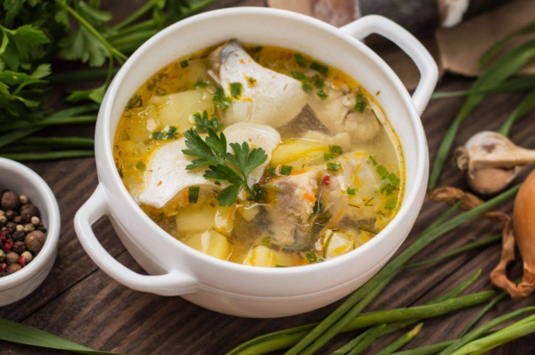 ГОТОВЛЮ УХУ ИЗ РАЗНОЙ РЫБЫ.По данному рецепту уха получается невероятно вкусной и аппетитной. смотреть онлайн