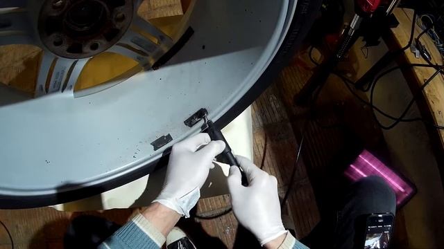 Как убрать клейкую ленту от балансировочных грузов с колес дремелем