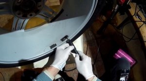 Как убрать клейкую ленту от балансировочных грузов с колес дремелем